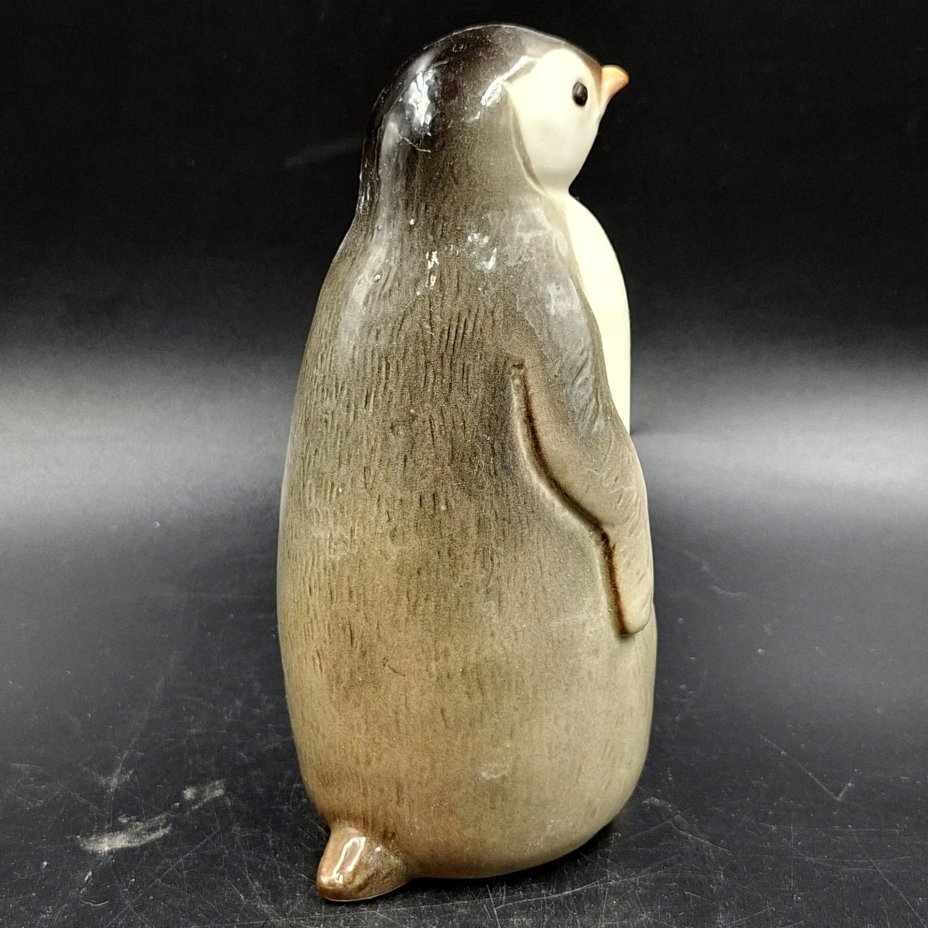 Статуэтка "Пингвин", скульптор П.П. Веселов, фарфор, роспись, аэрография, Ленинградский фарфоровый завод (ЛФЗ), СССР, 1970-1992 гг.