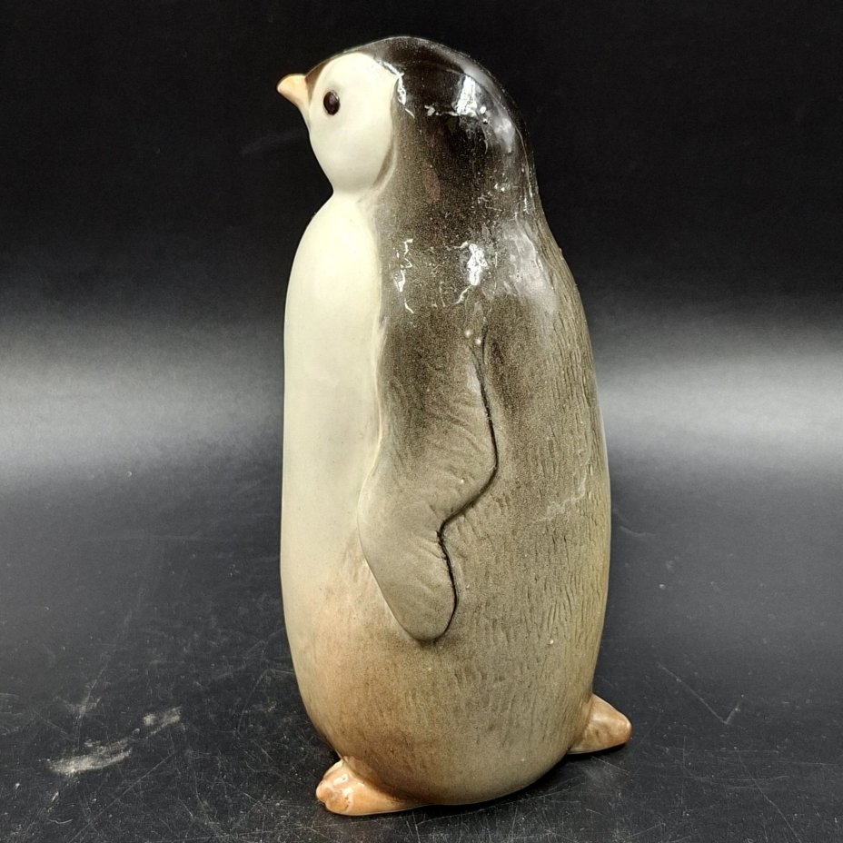 Статуэтка "Пингвин", скульптор П.П. Веселов, фарфор, роспись, аэрография, Ленинградский фарфоровый завод (ЛФЗ), СССР, 1970-1992 гг.