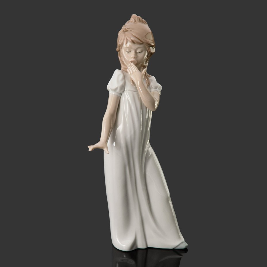 Статуэтка "Зевающая девочка", фарфор, роспись, NAO Porcelain, Испания, 1970-1980 гг.