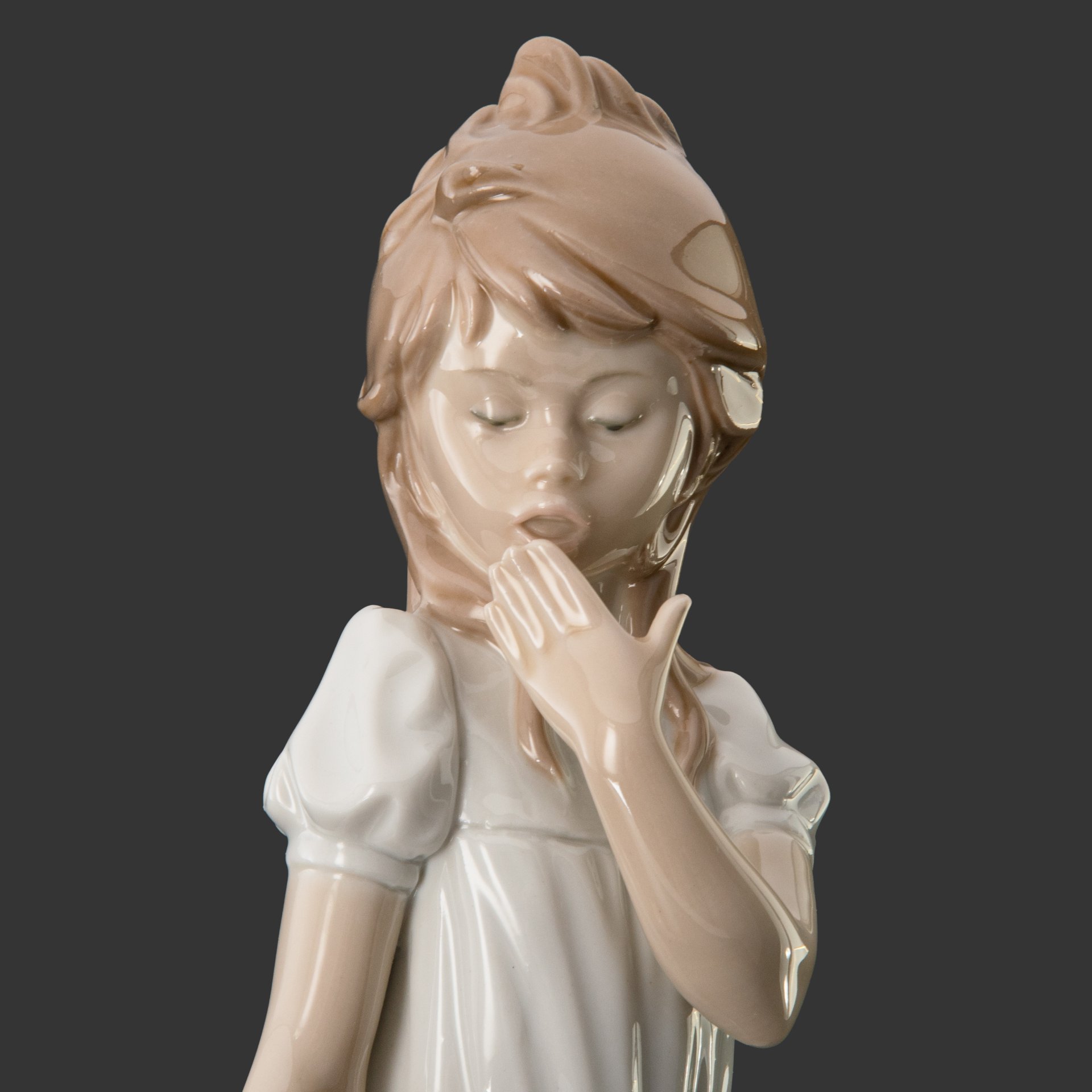Статуэтка "Зевающая девочка", фарфор, роспись, NAO Porcelain, Испания, 1970-1980 гг.
