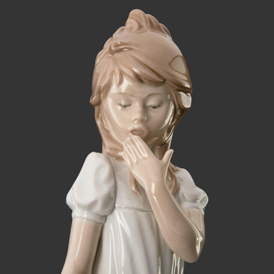 Статуэтка "Зевающая девочка", фарфор, роспись, NAO Porcelain, Испания, 1970-1980 гг.
