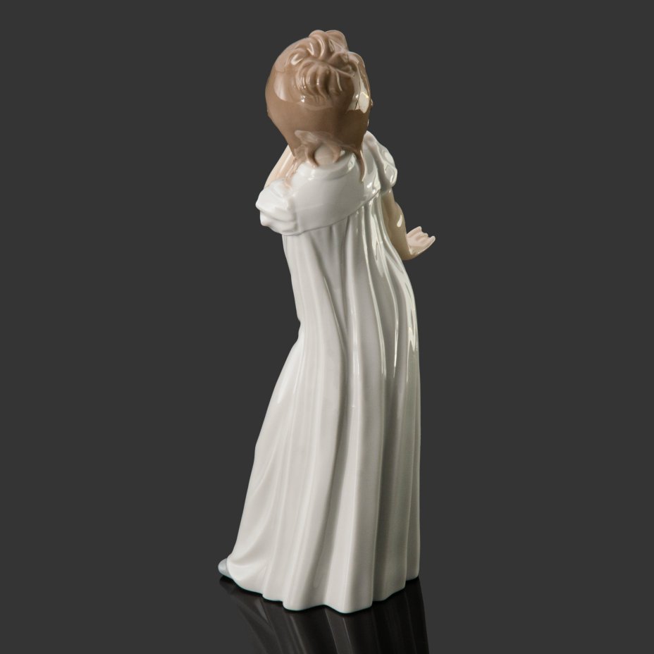 Статуэтка "Зевающая девочка", фарфор, роспись, NAO Porcelain, Испания, 1970-1980 гг.