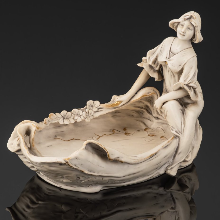 Ваза-фруктовница в стиле модерн со скульптурной композицией в виде юной красавицы, фарфор, роспись, золочение, Royal Dux, Австро-Венгрия, 1900-1918 гг.