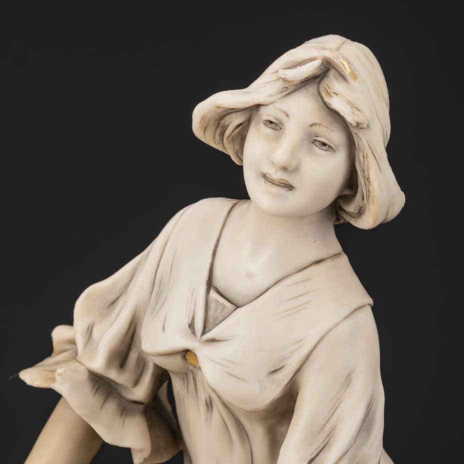 Ваза-фруктовница в стиле модерн со скульптурной композицией в виде юной красавицы, фарфор, роспись, золочение, Royal Dux, Австро-Венгрия, 1900-1918 гг.