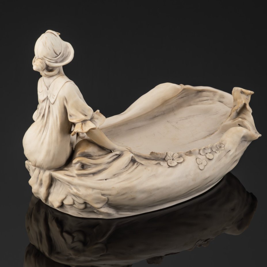 Ваза-фруктовница в стиле модерн со скульптурной композицией в виде юной красавицы, фарфор, роспись, золочение, Royal Dux, Австро-Венгрия, 1900-1918 гг.