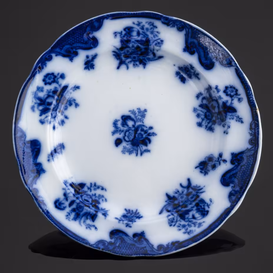 Тарелка с цветочным декором в бело-синей гамме, фаянс, деколь, Copeland Spode, Великобритания, 1847-1867 гг., Copeland Spode