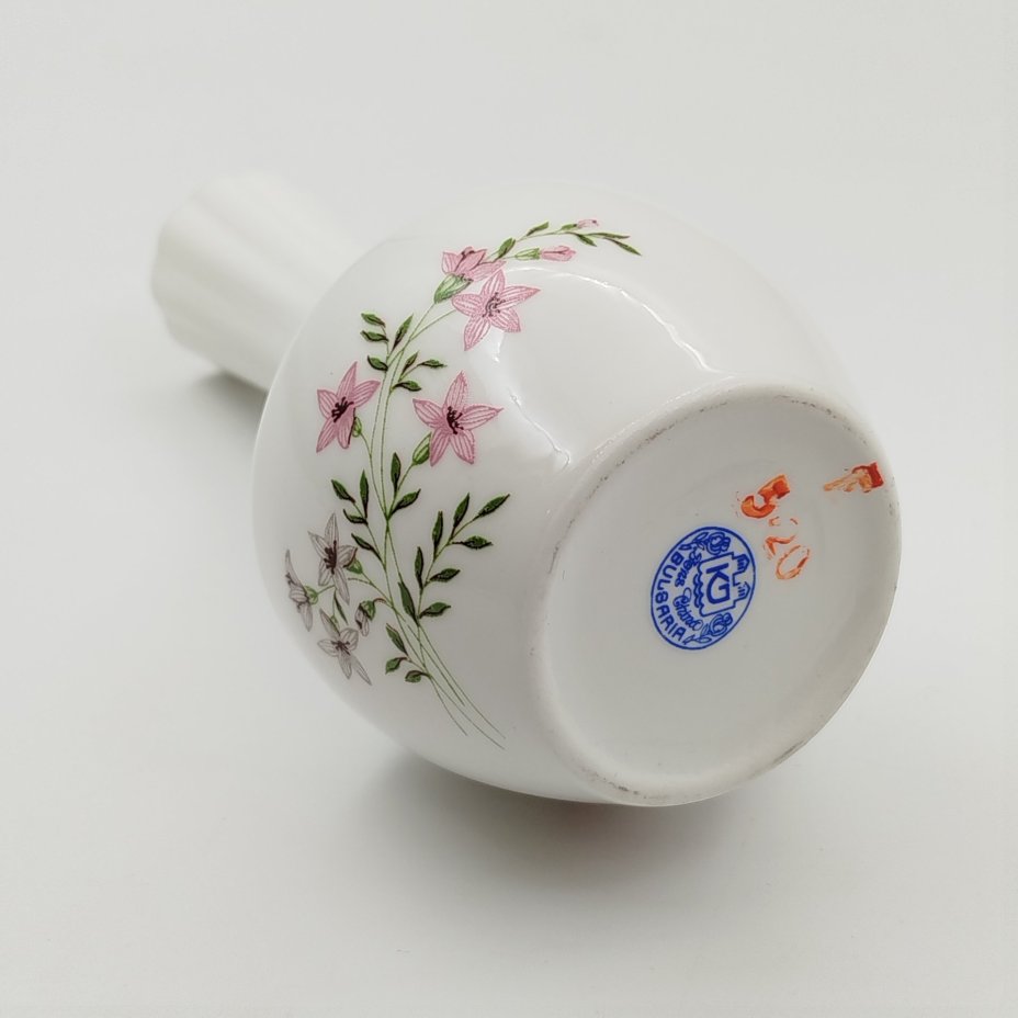 Вазочка с нежным цветочным декором, клеймо "KJ Bone China"