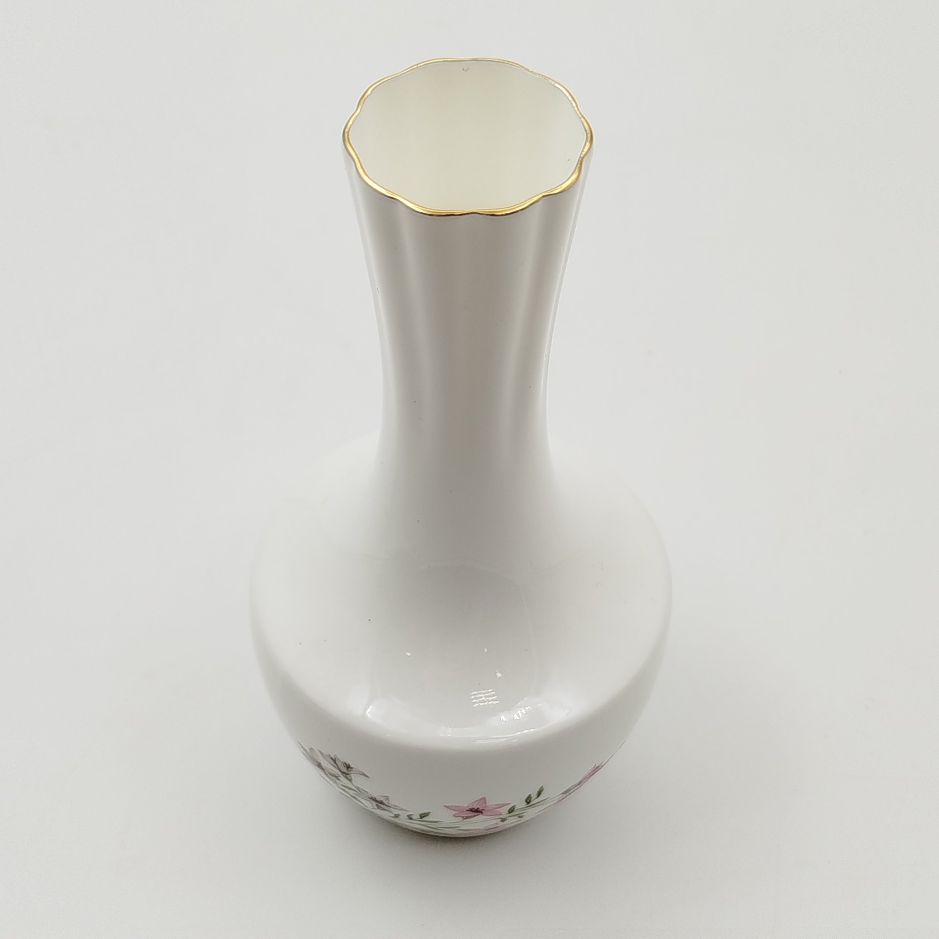 Вазочка с нежным цветочным декором, клеймо "KJ Bone China"
