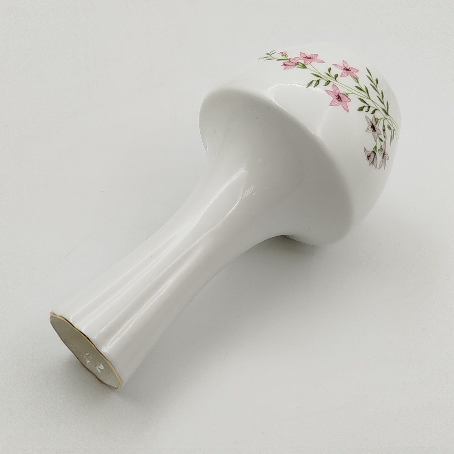 Вазочка с нежным цветочным декором, клеймо "KJ Bone China"