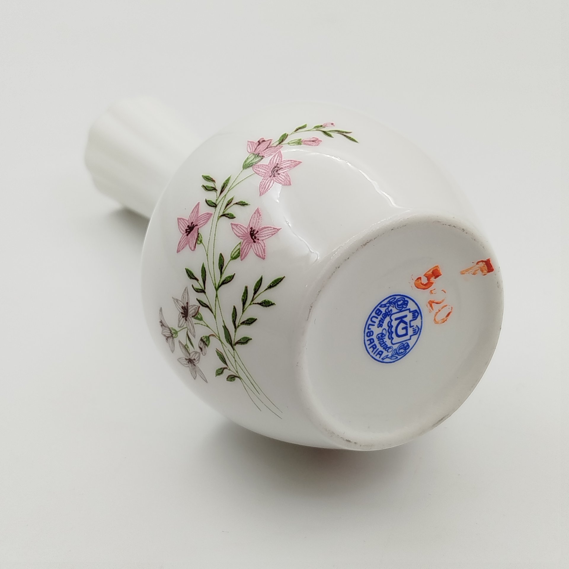 Вазочка с нежным цветочным декором, клеймо "KJ Bone China"