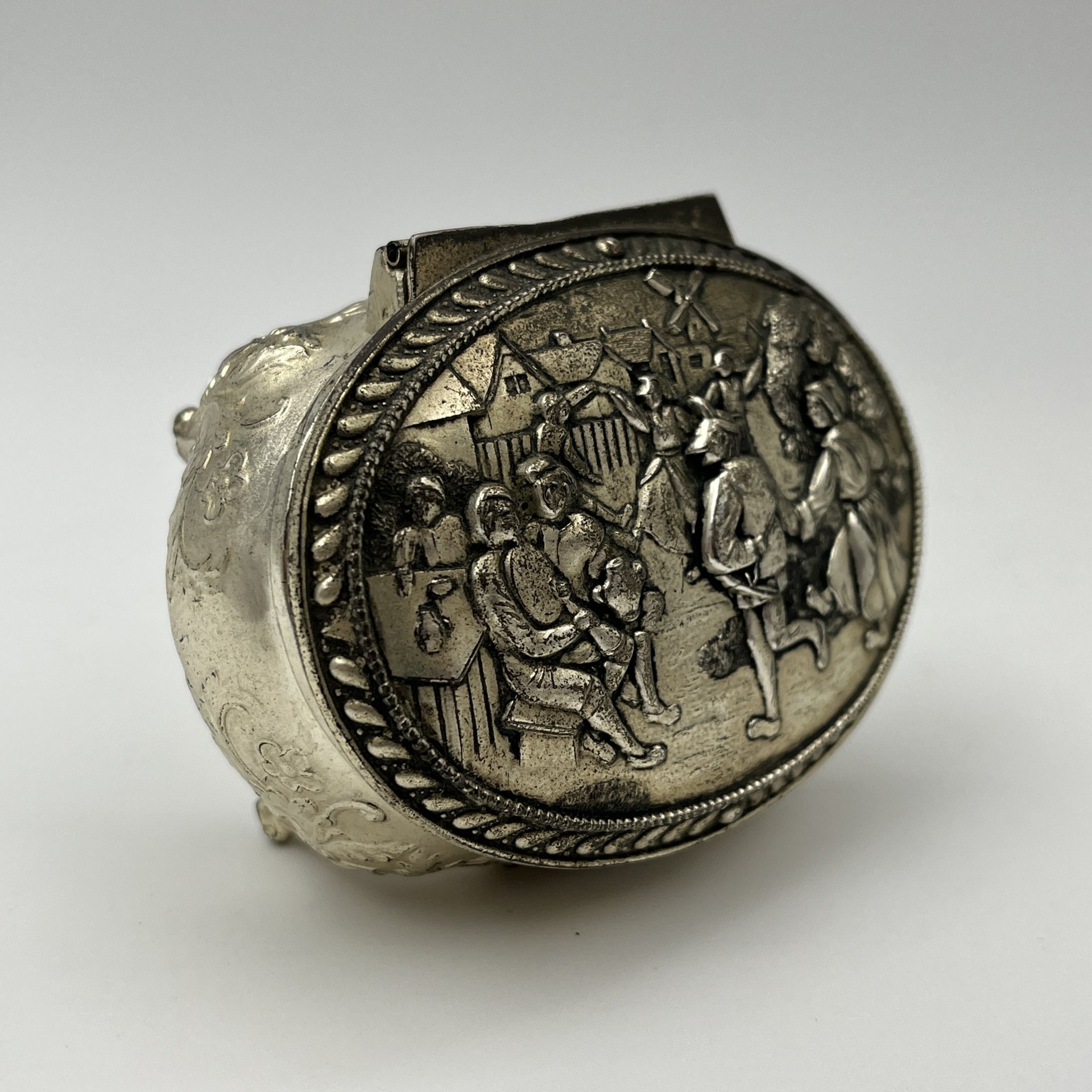 Шкатулка "Народные гуляния", металл, бархат, Западная Европа, 1970-2000 гг.