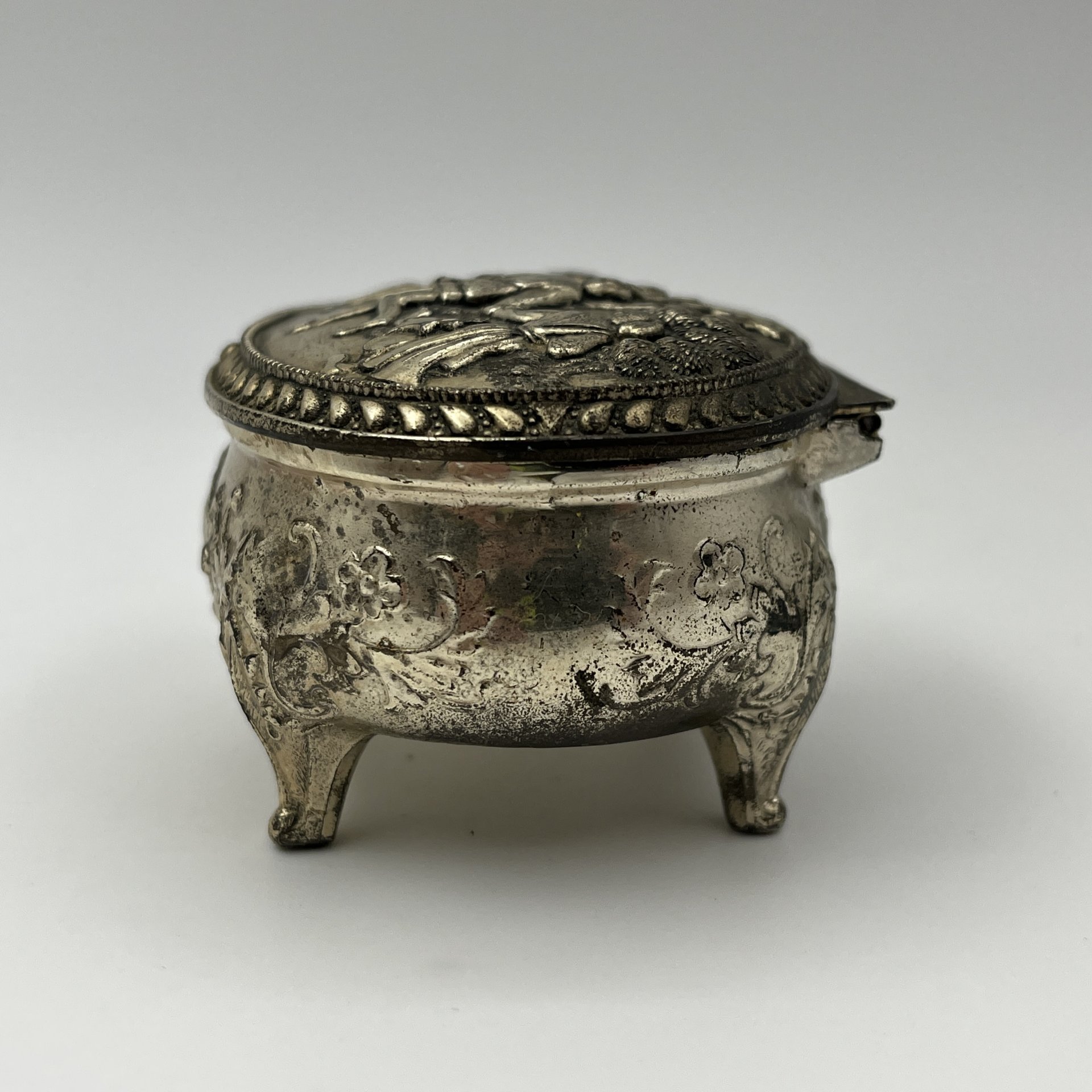 Шкатулка "Народные гуляния", металл, бархат, Западная Европа, 1970-2000 гг.