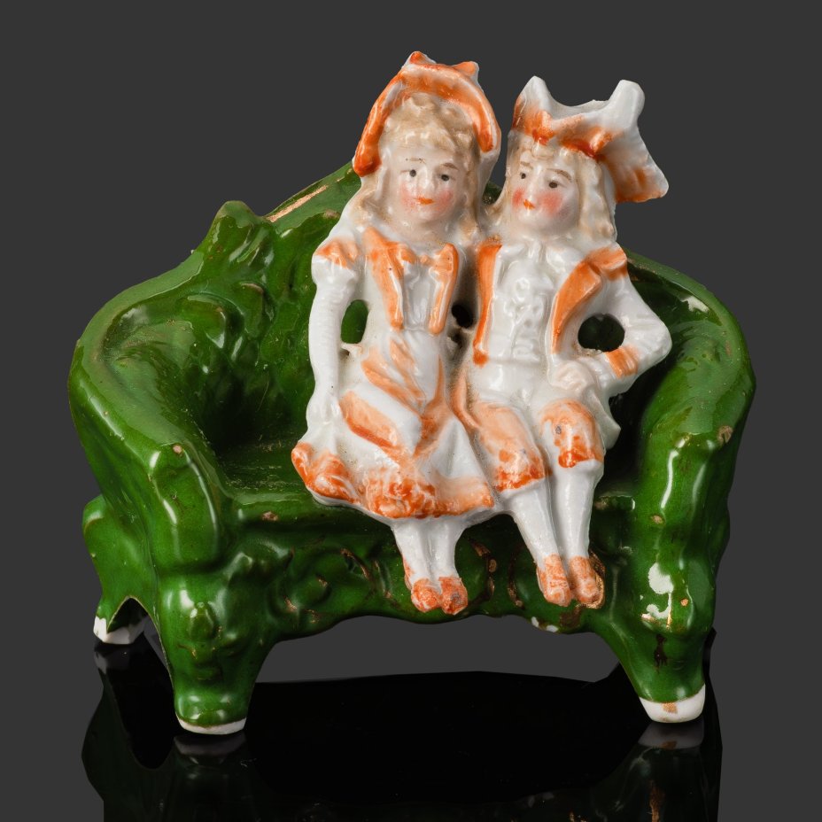 Статуэтка миниатюрная "Галантная сцена" ("Дети"), фарфор, роспись, крытье, золочение, Западная Европа, 1900-1930 гг.