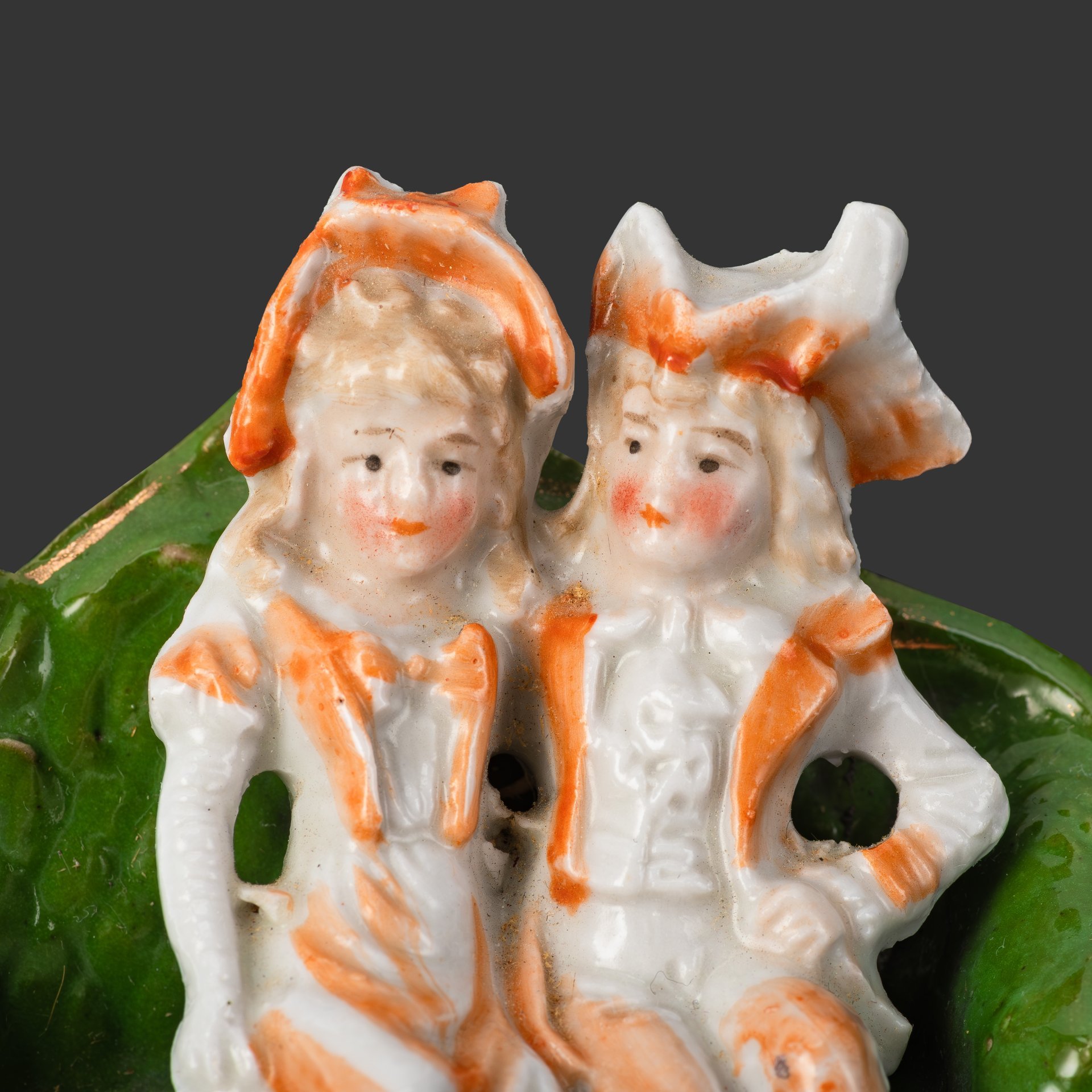 Статуэтка миниатюрная "Галантная сцена" ("Дети"), фарфор, роспись, крытье, золочение, Западная Европа, 1900-1930 гг.