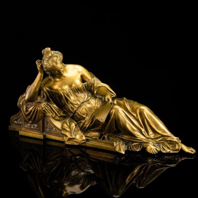 Скульптура, изображающая музу литературы Каллиопу в образе полулежащей читающей девушки, клеймо "1028" (предположительно, часть каминных часов)