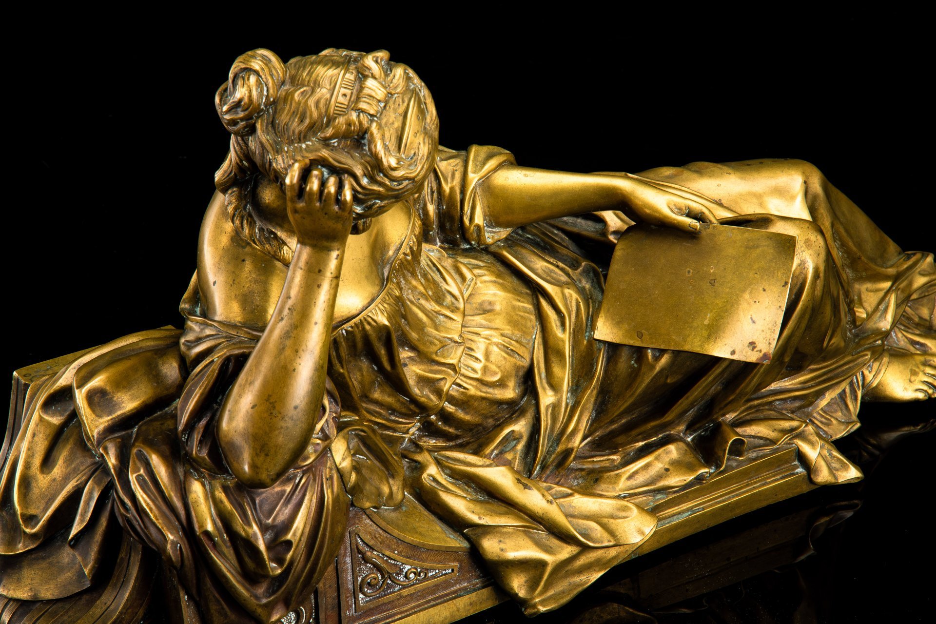 Скульптура, изображающая музу литературы Каллиопу в образе полулежащей читающей девушки, клеймо "1028" (предположительно, часть каминных часов)