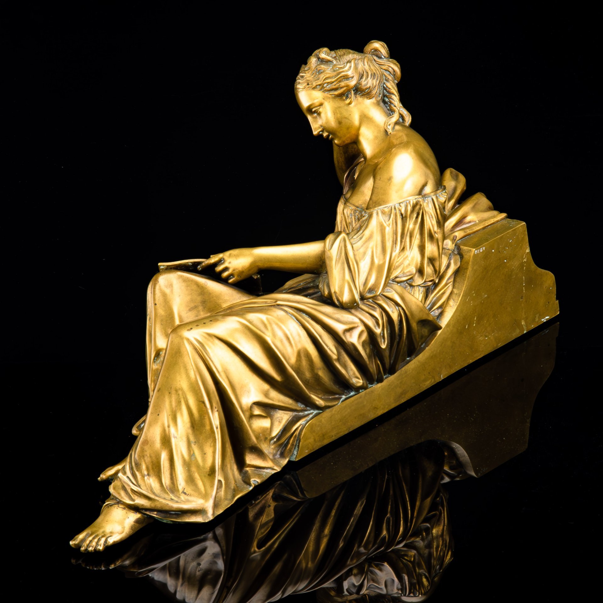 Скульптура, изображающая музу литературы Каллиопу в образе полулежащей читающей девушки, клеймо "1028" (предположительно, часть каминных часов)