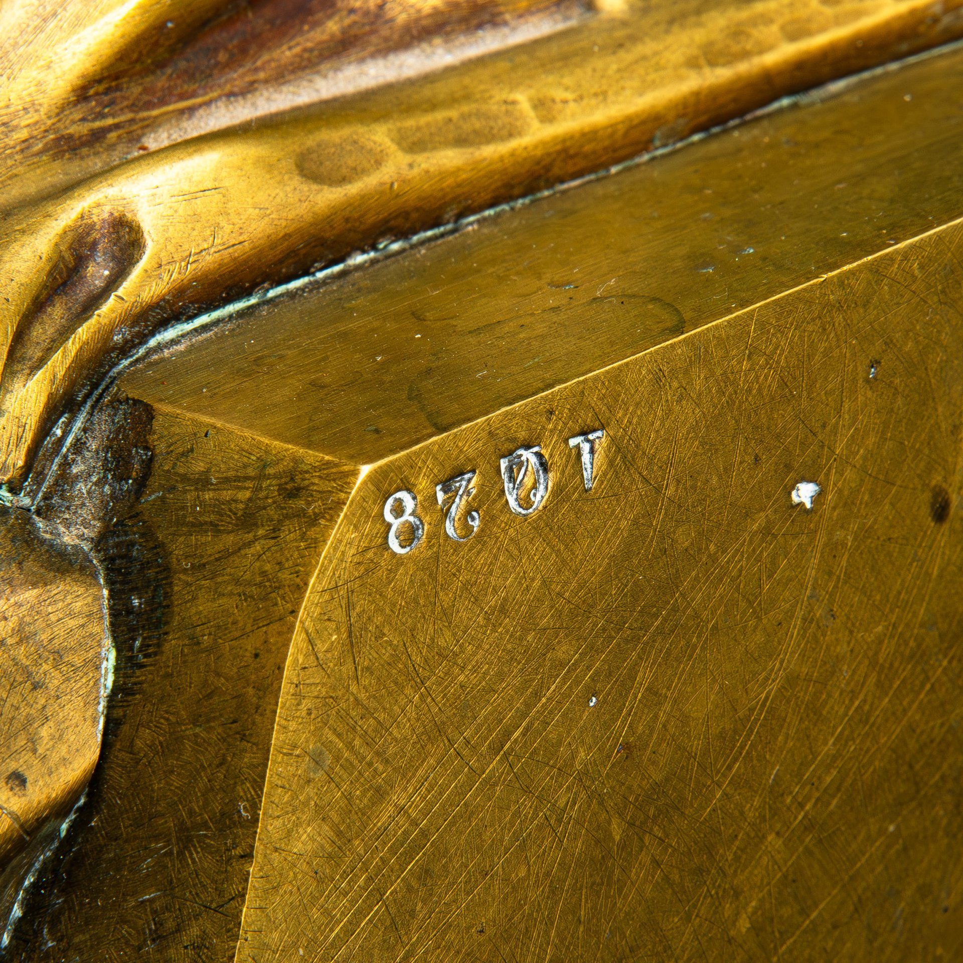 Скульптура, изображающая музу литературы Каллиопу в образе полулежащей читающей девушки, клеймо "1028" (предположительно, часть каминных часов)