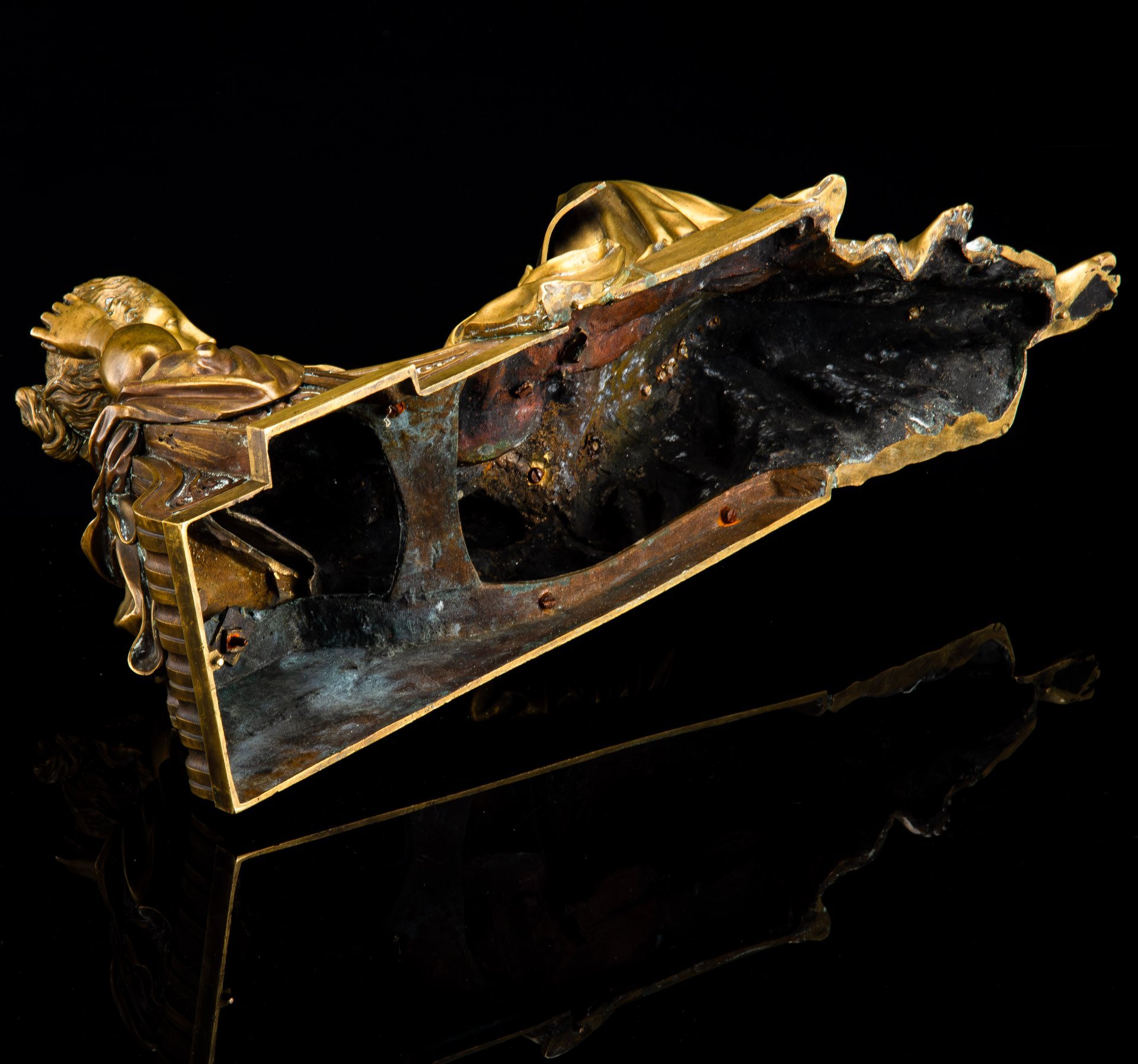 Скульптура, изображающая музу литературы Каллиопу в образе полулежащей читающей девушки, клеймо "1028" (предположительно, часть каминных часов)