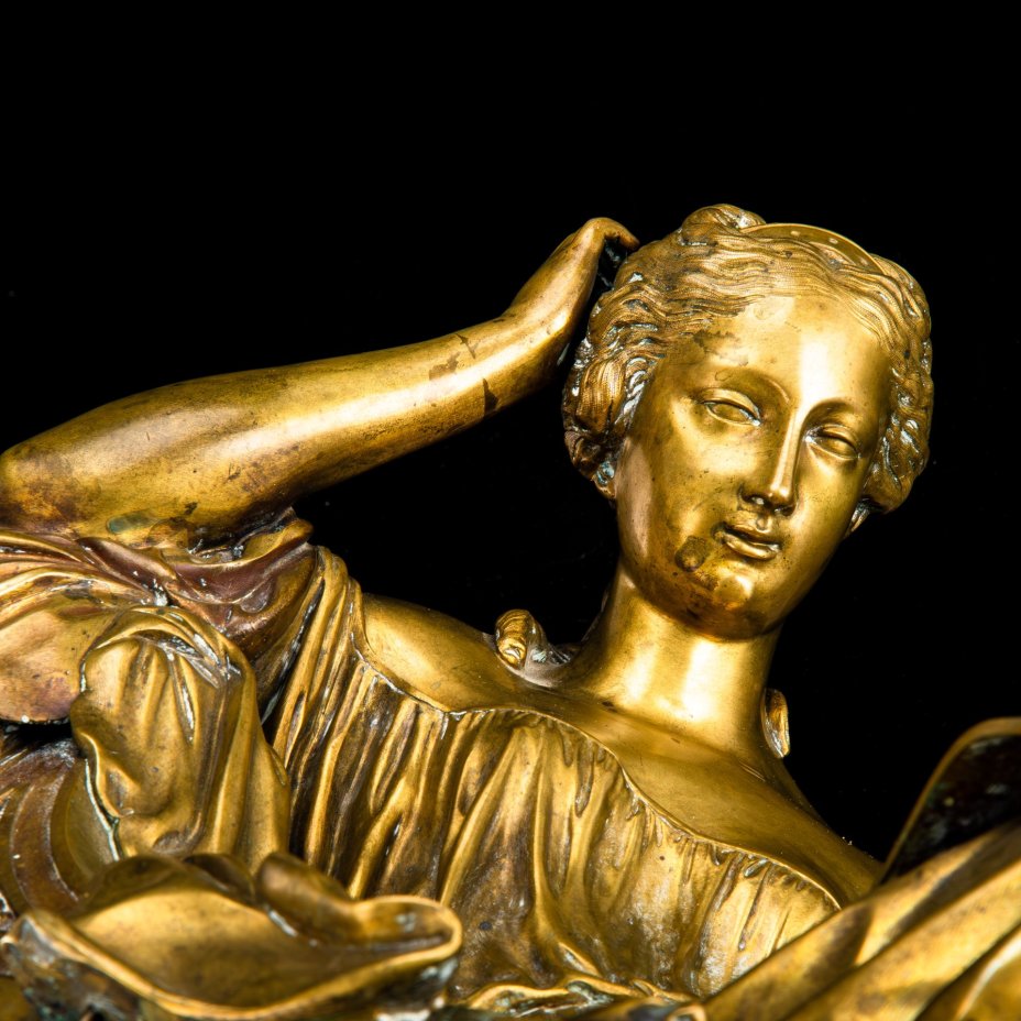 Скульптура, изображающая музу литературы Каллиопу в образе полулежащей читающей девушки, клеймо "1028" (предположительно, часть каминных часов)