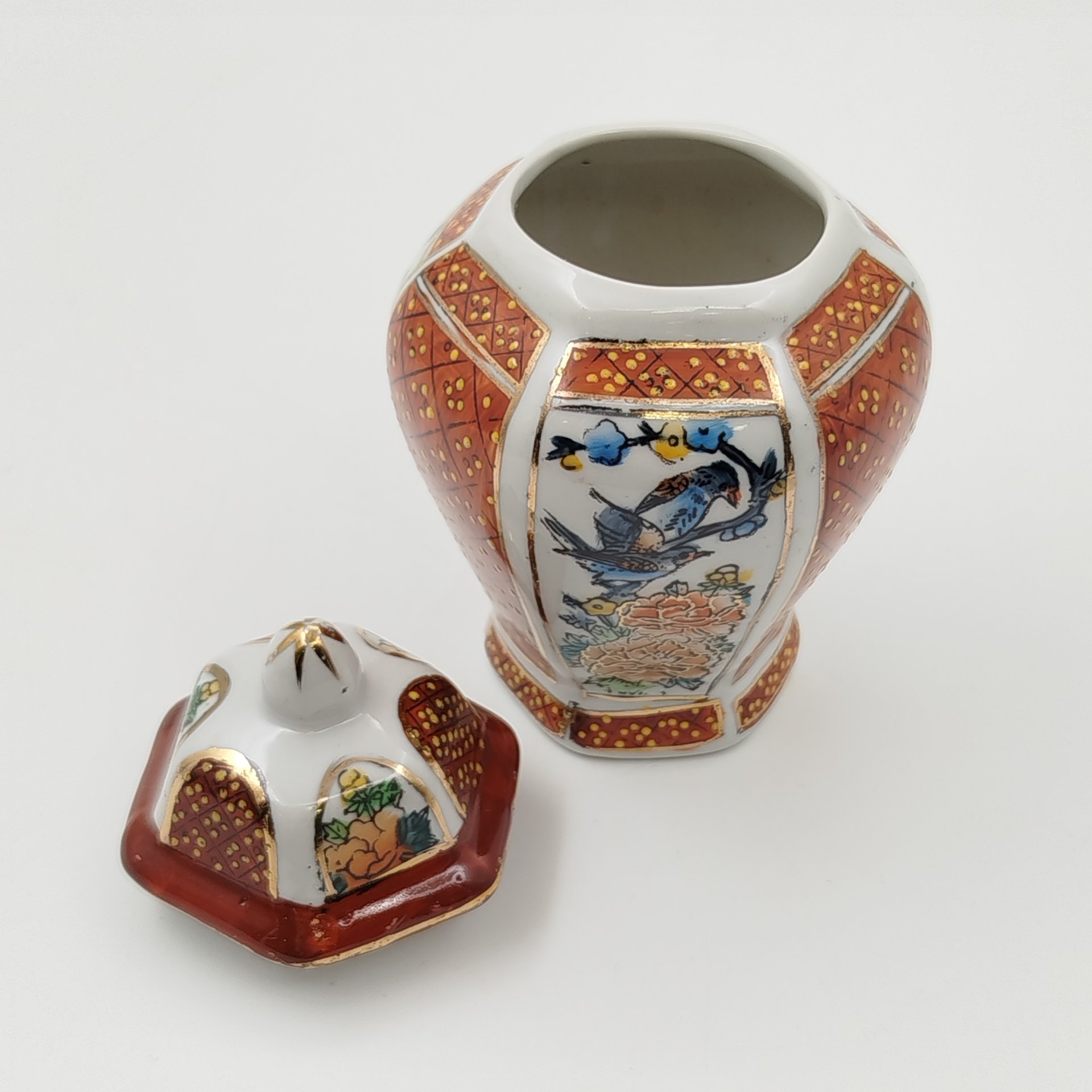 Ваза миниатюрная с крышкой "Цветы и птицы", форма «мейпин»