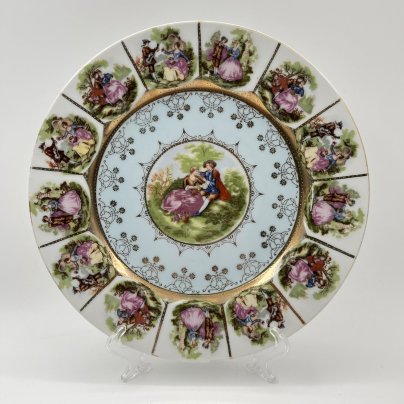 Тарелка, украшенная изображением галантных сцен, фарфор, деколь, золочение, Западная Европа, 1970-1990 гг.