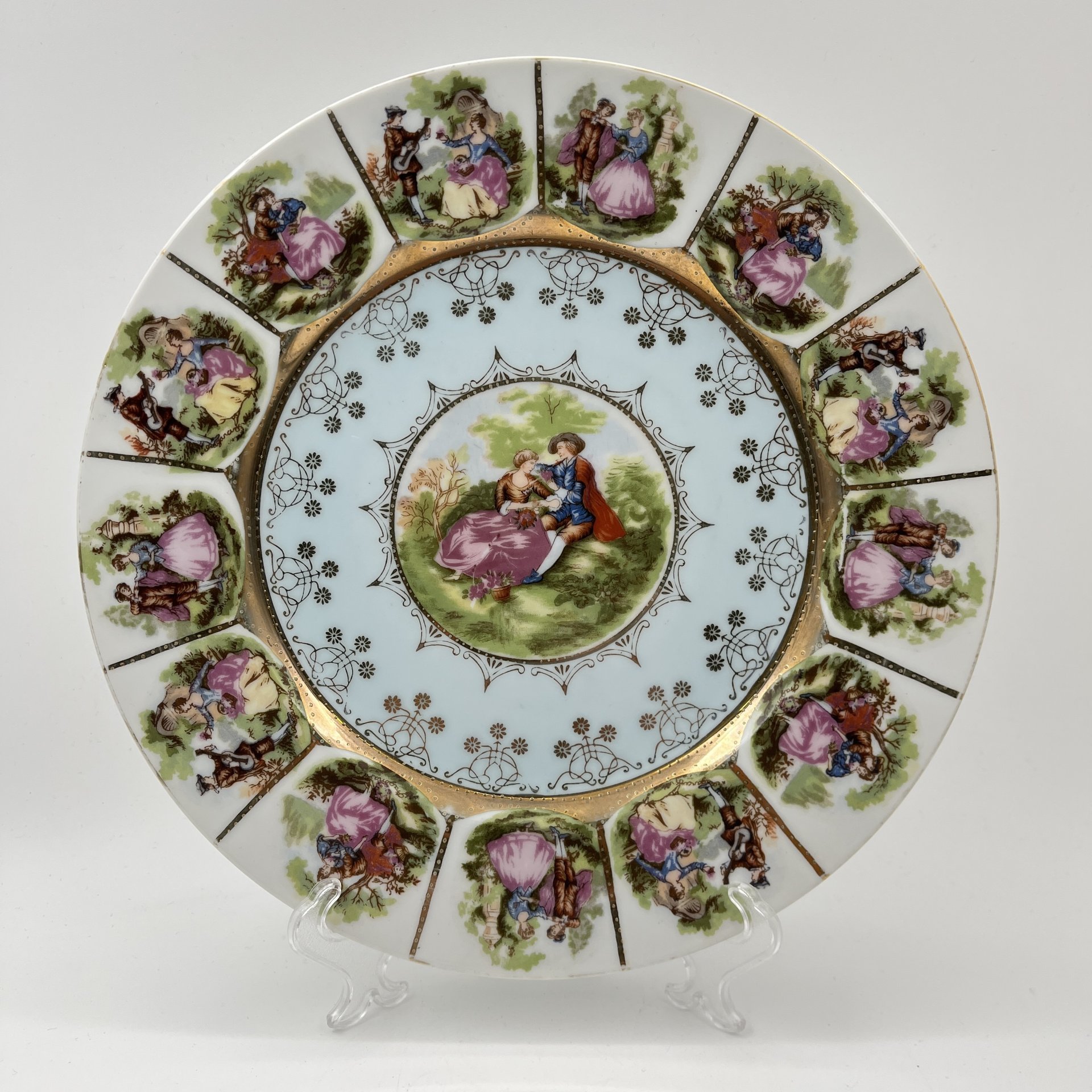 Тарелка, украшенная изображением галантных сцен, фарфор, деколь, золочение, Западная Европа, 1970-1990 гг.