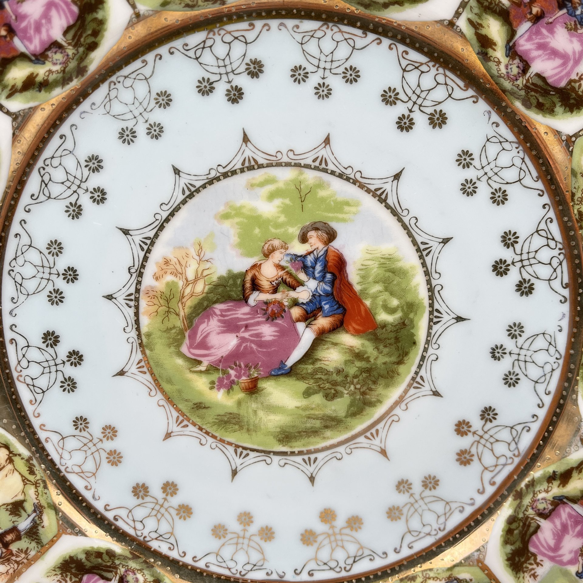 Тарелка, украшенная изображением галантных сцен, фарфор, деколь, золочение, Западная Европа, 1970-1990 гг.