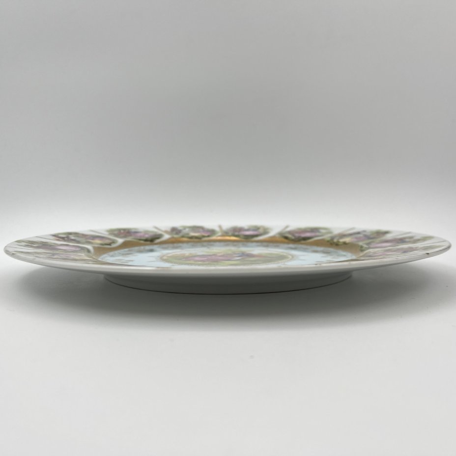 Тарелка, украшенная изображением галантных сцен