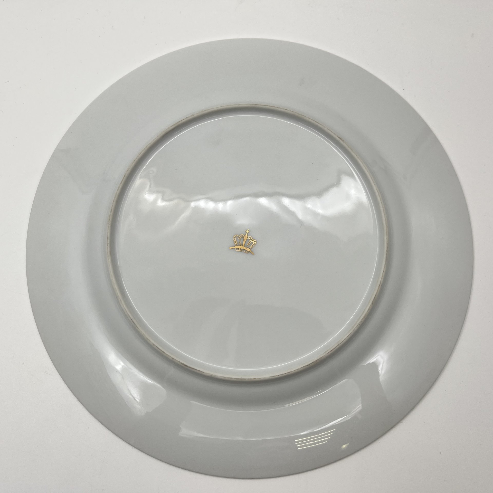 Тарелка, украшенная изображением галантных сцен, фарфор, деколь, золочение, Западная Европа, 1970-1990 гг.