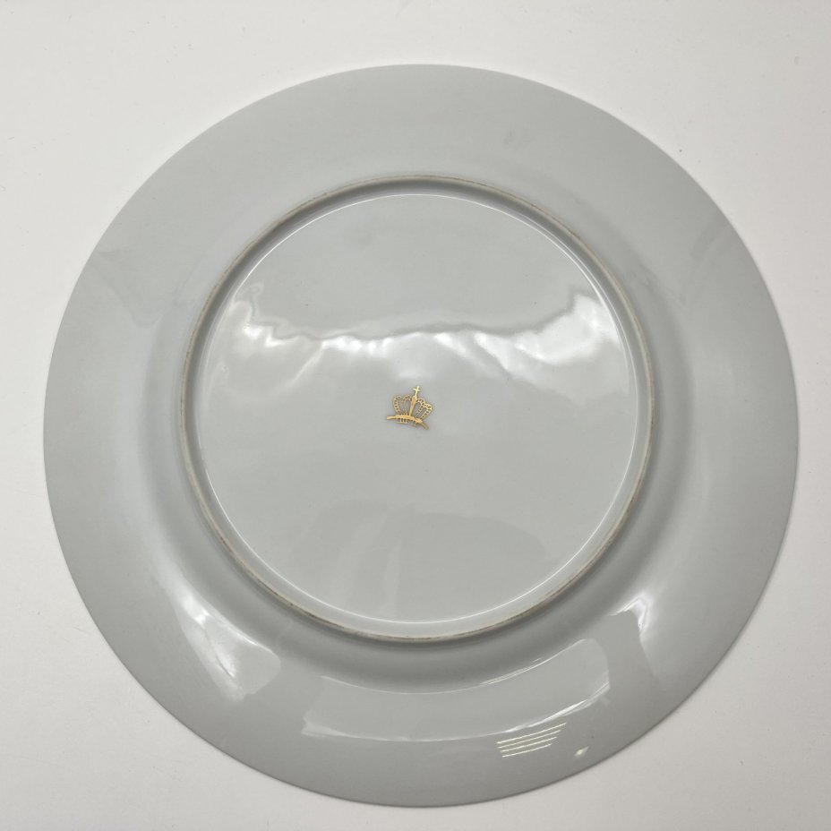 Тарелка, украшенная изображением галантных сцен