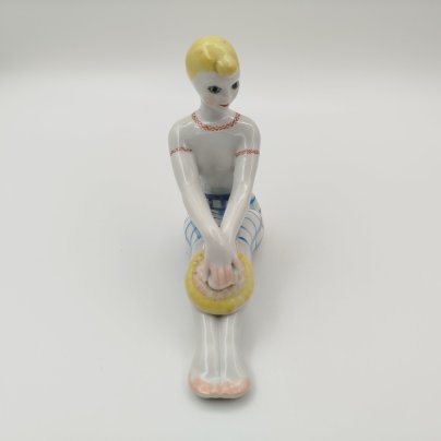 Статуэтка "Девушка с подсолнухом", автор В. И. Щербина, фарфор, роспись, Барановский фарфоровый завод, СССР, 1960-1970 гг.