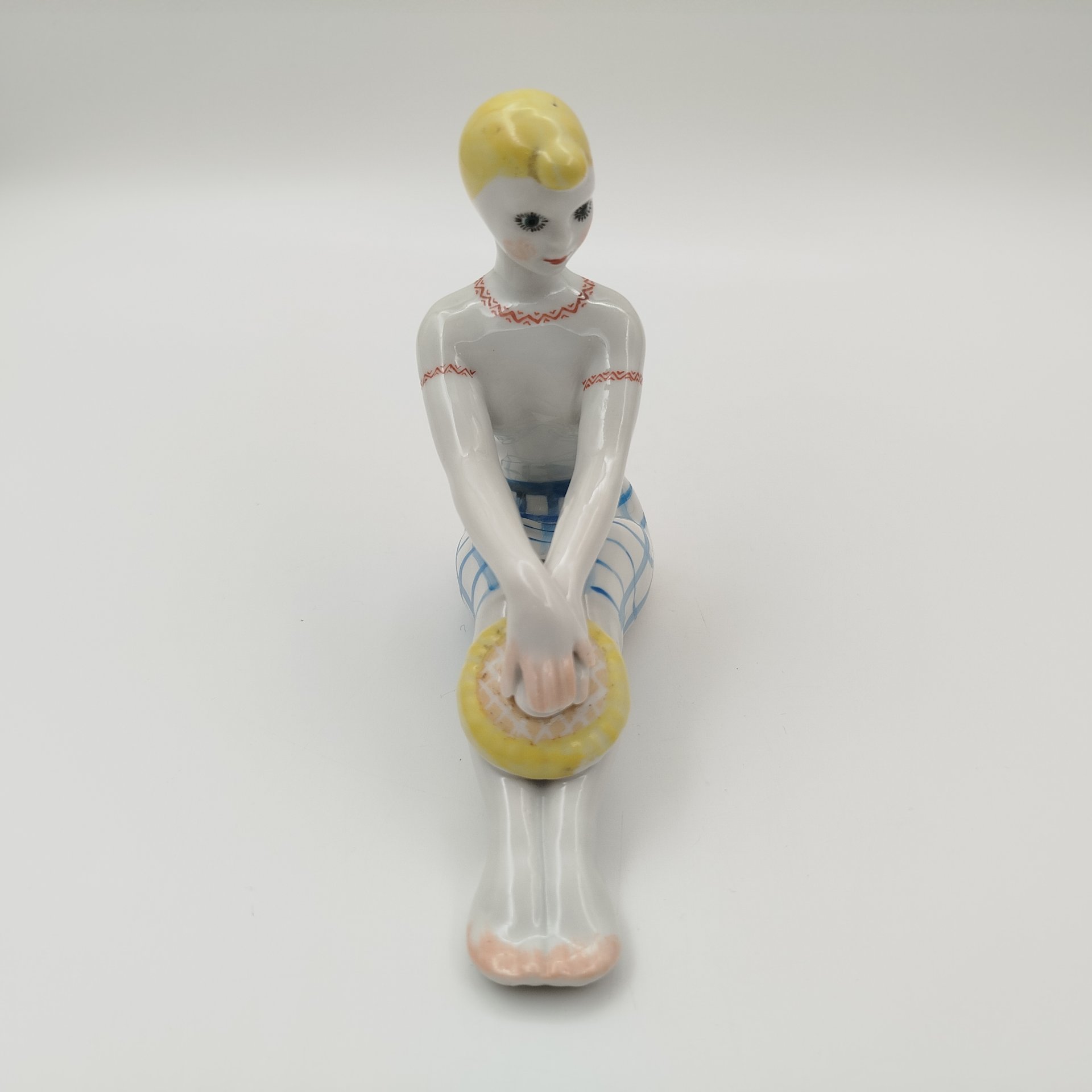 Статуэтка "Девушка с подсолнухом", автор В. И. Щербина, фарфор, роспись, Барановский фарфоровый завод, СССР, 1960-1970 гг.