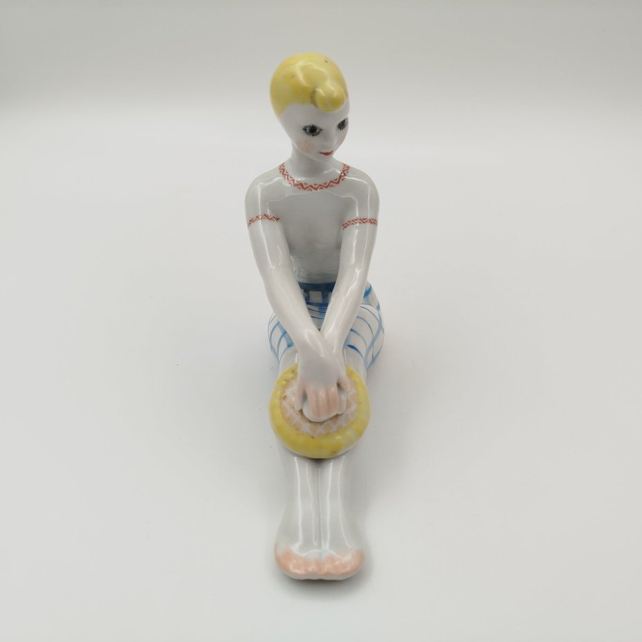Статуэтка "Девушка с подсолнухом", автор В. И. Щербина, фарфор, роспись, Барановский фарфоровый завод, СССР, 1960-1970 гг.