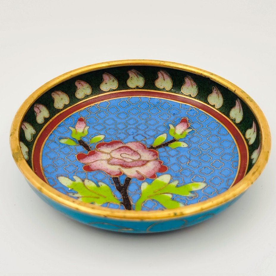 Розетка с цветочным декором на облачном фоне, латунь, перегородчатая эмаль (клуазоне), Китай, 1950-1980 гг.