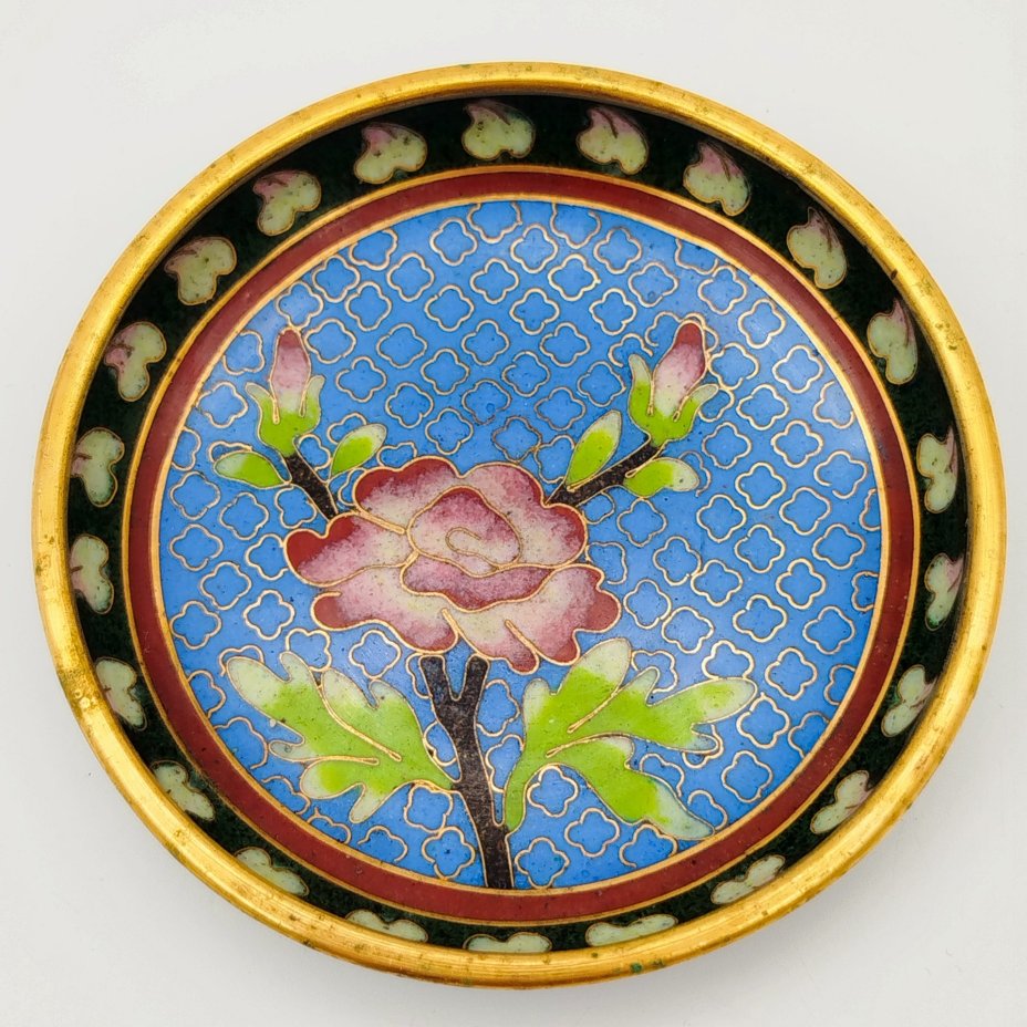 Розетка с цветочным декором на облачном фоне, латунь, перегородчатая эмаль (клуазоне), Китай, 1950-1980 гг.