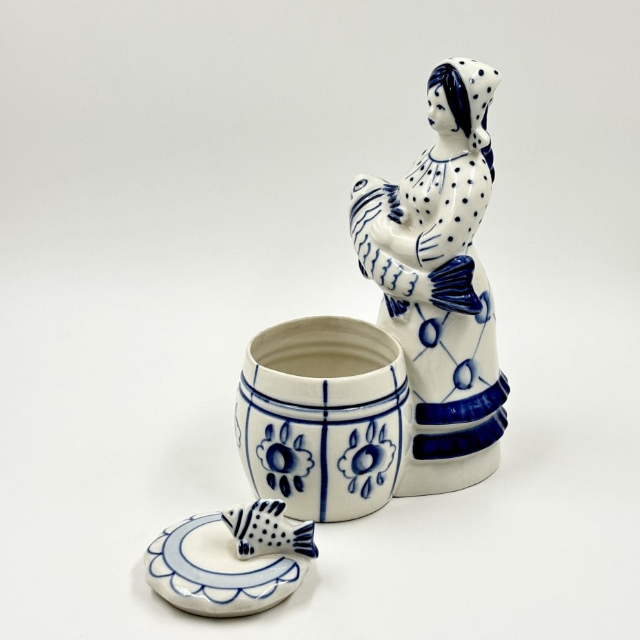 Икорница (солонка) "Рыбачка", автор З.Н. Окулова, Объединение «Гжель»