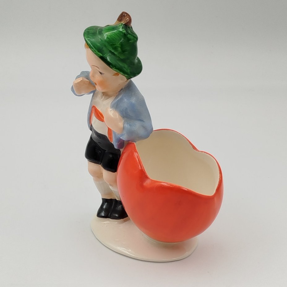 Статуэтка (карандашница) "Мальчик с сердечком", фаянс, роспись, Hertwig & Co., Германия, 1941-1958 гг.