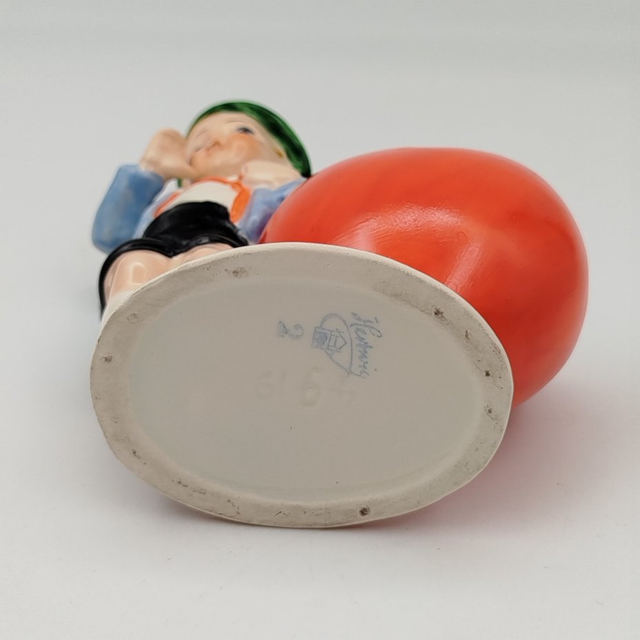 Статуэтка (карандашница) "Мальчик с сердечком", фаянс, роспись, Hertwig & Co., Германия, 1941-1958 гг.