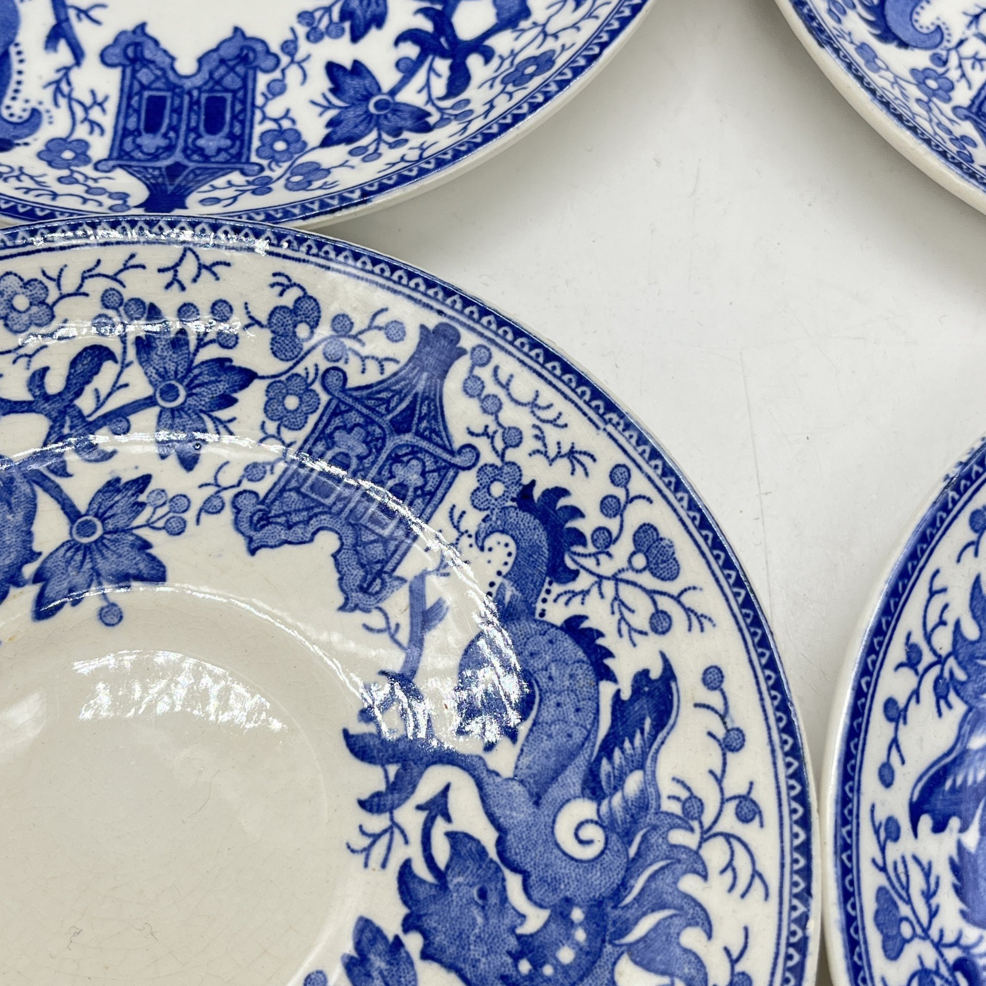 Набор из 4 десертных тарелок с декором в азиатском стиле, Boch Frères La Louvière, фаянс, деколь, Бельгия, 1920-1950 гг.