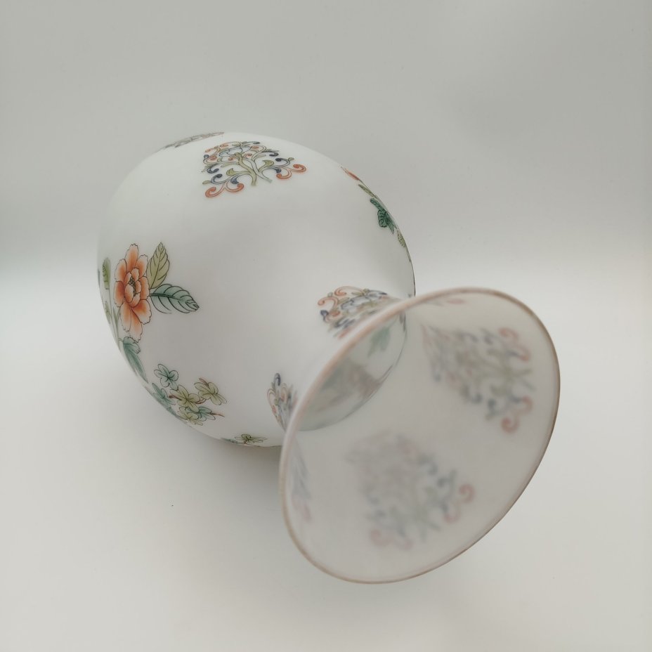 Ваза в стиле шинуазри, с цветами и птицами