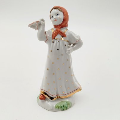 Статуэтка "Юная плясунья", автор  Г.С. Столбова, фарфор, роспись, золочение, Ленинградский фарфоровый завод (ЛФЗ), СССР, 1970-1986 гг.
