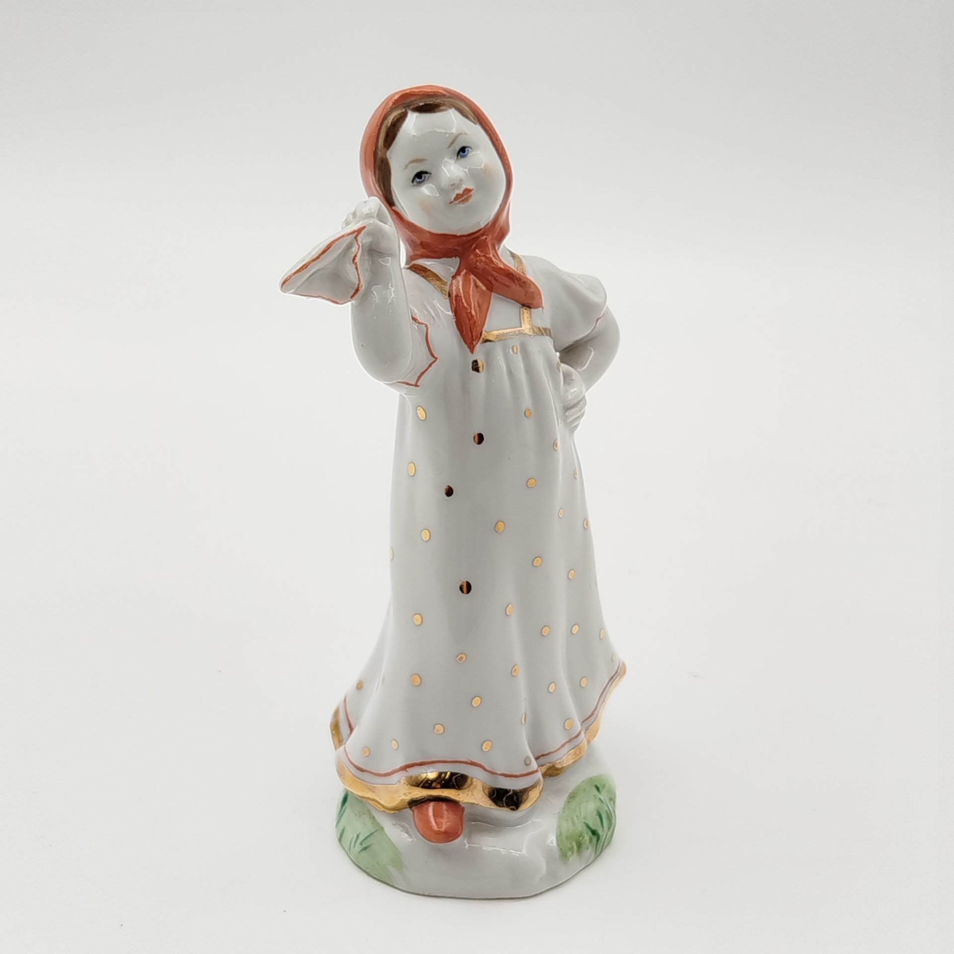 Статуэтка "Юная плясунья", автор  Г.С. Столбова, фарфор, роспись, золочение, Ленинградский фарфоровый завод (ЛФЗ), СССР, 1970-1986 гг.