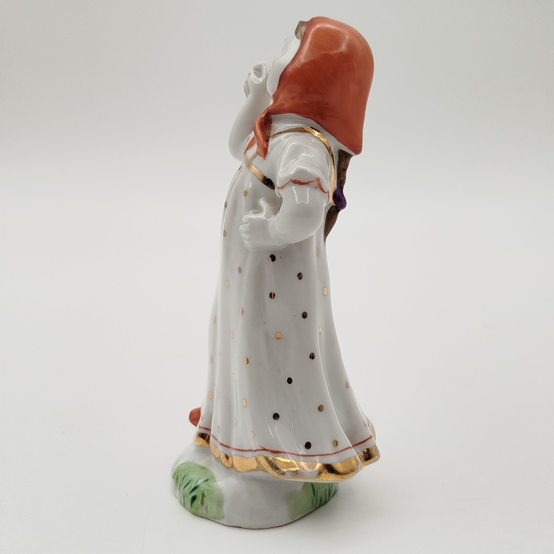 Статуэтка "Юная плясунья", автор  Г.С. Столбова, фарфор, роспись, золочение, Ленинградский фарфоровый завод (ЛФЗ), СССР, 1970-1986 гг.