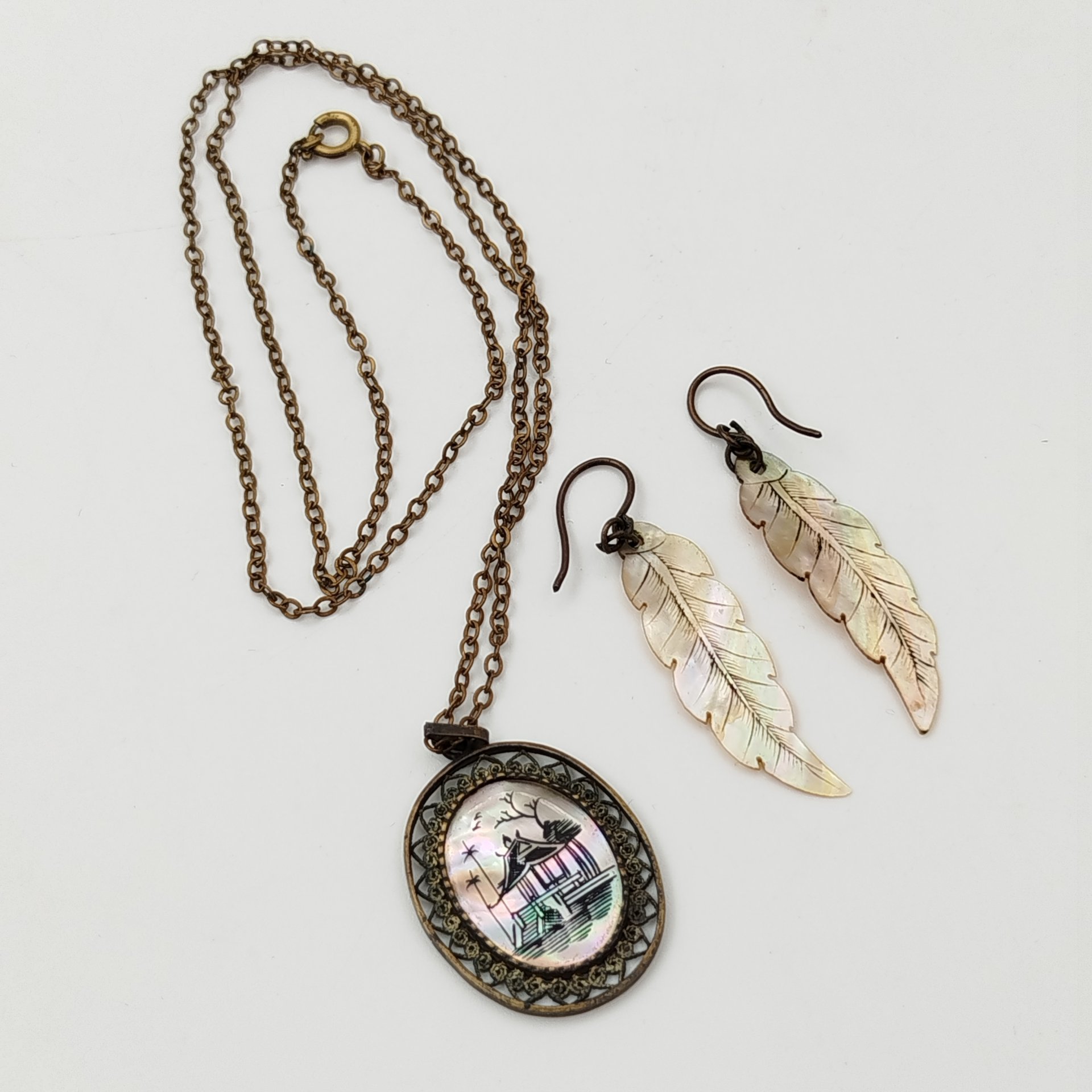 Гарнитур женский (серьги в виде перышек и кулон с пейзажным декором на цепочке)