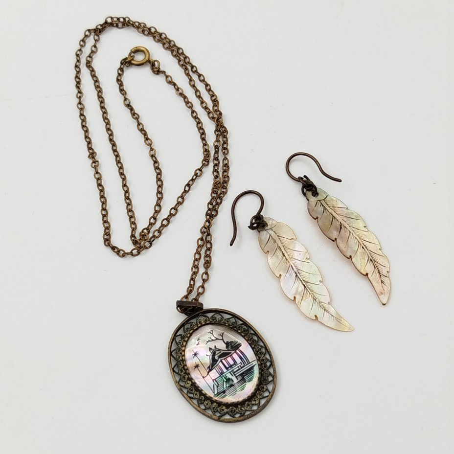 Гарнитур женский (серьги в виде перышек и кулон с пейзажным декором на цепочке)