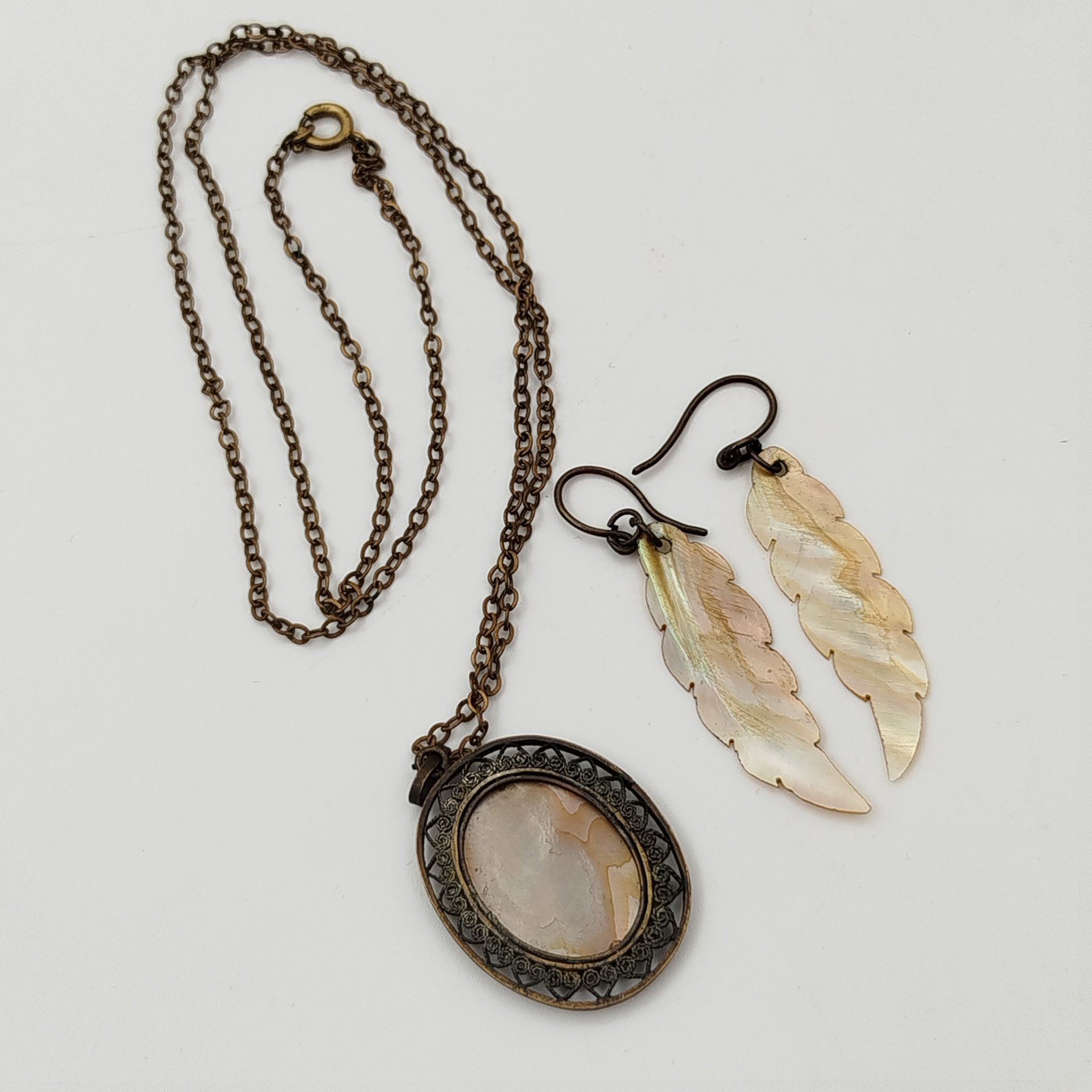 Гарнитур женский (серьги в виде перышек и кулон с пейзажным декором на цепочке)