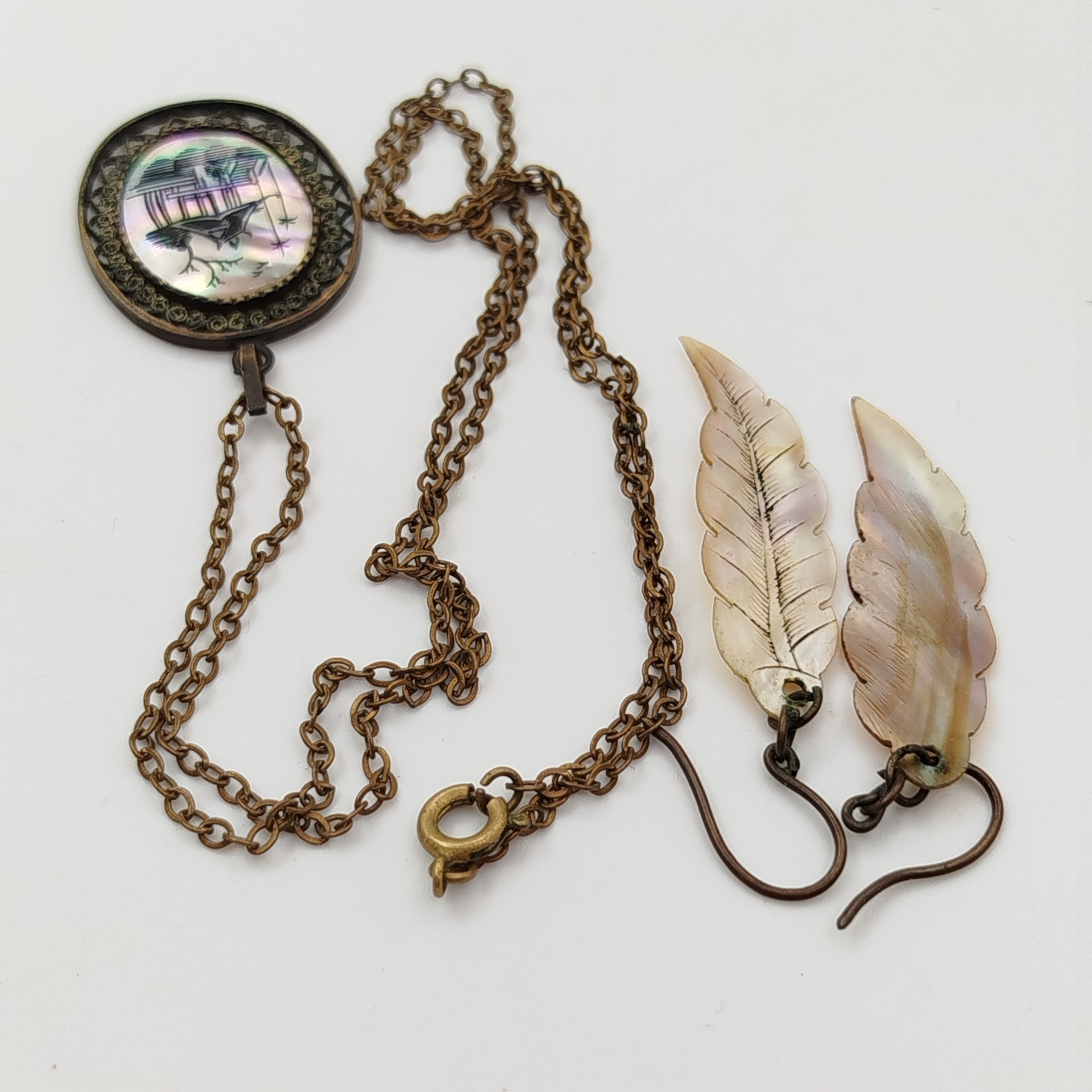 Гарнитур женский (серьги в виде перышек и кулон с пейзажным декором на цепочке)