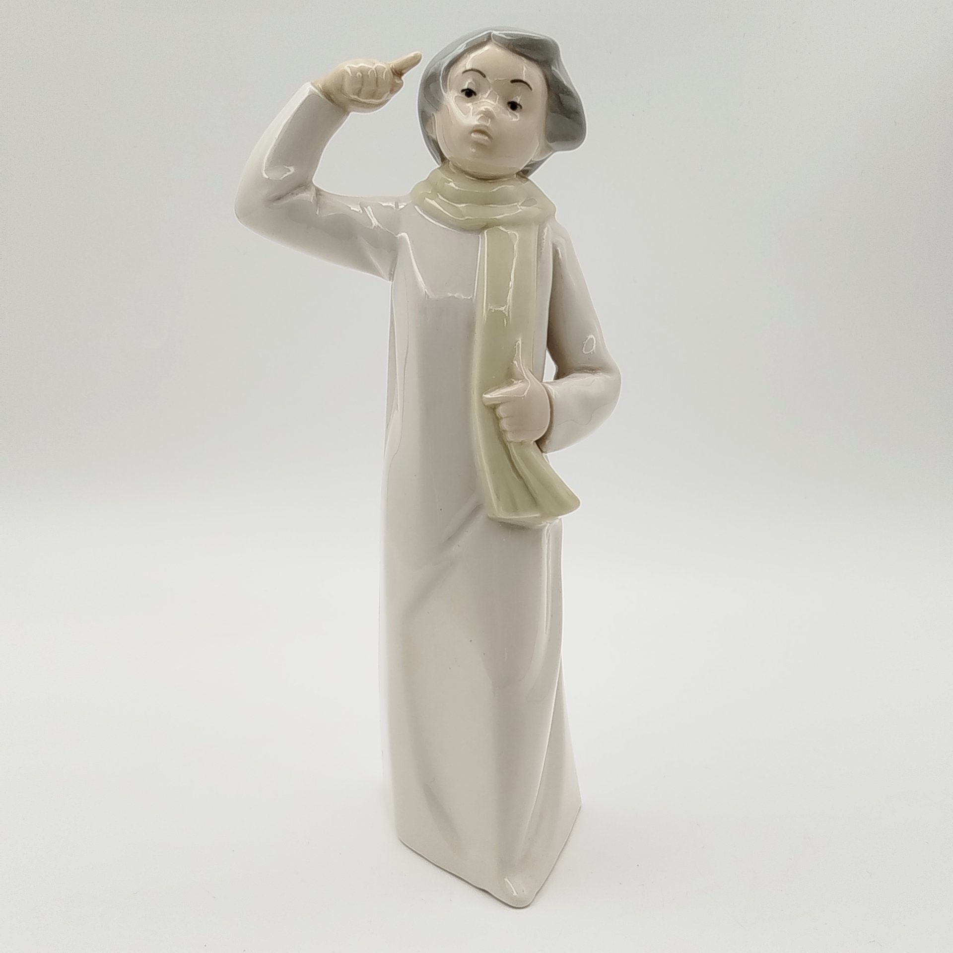 Статуэтки "Мальчик в ночной рубашке с шарфом", REX Valencia, фарфор, роспись, Испания, 1970-1990 гг.