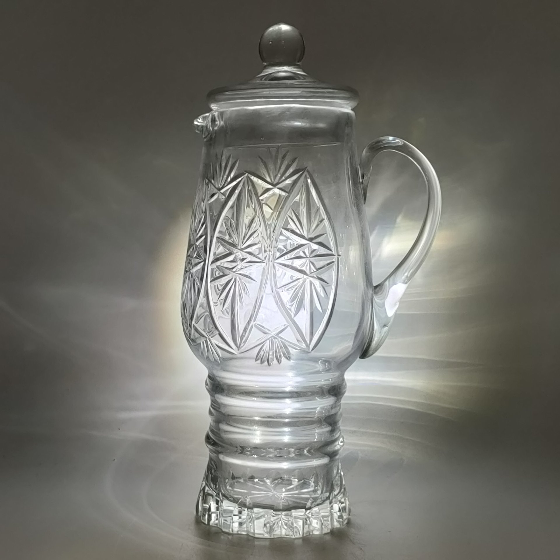 Кувшин для напитков с крышкой, украшенный рельефным декором, стекло, алмазная грань, СССР, 1960-1990 гг.